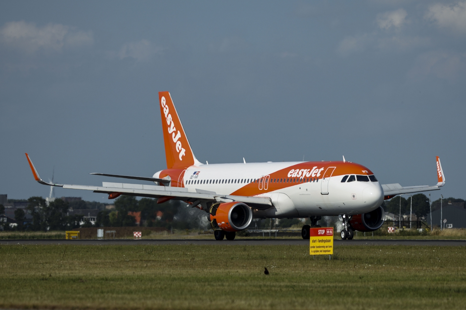 Preview EasyJet OE-IVR Airbus A320-214 (2).jpg